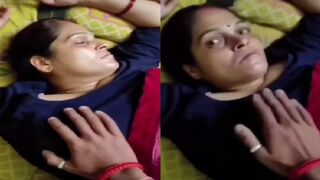 Soyi maa k boobs daba raha tha beta lekin maa achanak se jaag gayi