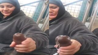Beautiful muslim hijabi aunty nai jawan lund ko handjob dekar maal nikaal di