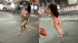 Bich bazaar mai nangi ghumte drunk desi lady ka viral video
