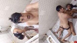 Bathroom k andar mature aunty ki chudai kiya jawan ladke nai