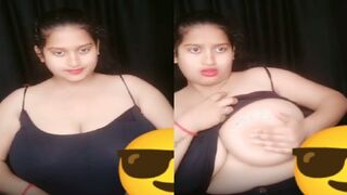Gubaare jaise big boobs hai ish ladki k