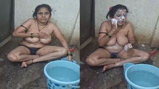 Big boobs mature aunty ka bathing video