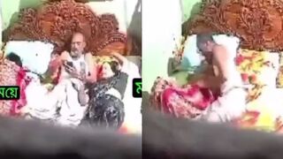 Biwi or beti dono k sath ek hi bistar mai romance karta aadmi