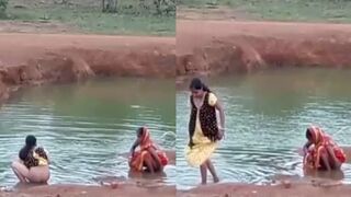 Gaaon ki orate talaab mai dho rahi hai apni chut or gaand