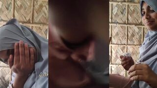 Bangladeshi hijabi muslim girl ka outdoor blowjob part 2