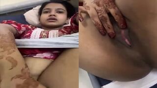 Mehandi lage hatho se chikni chut mai ungli kari ladki