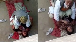 Ghar k aagan mai padosan ki chudai karta budha muslim aadmi