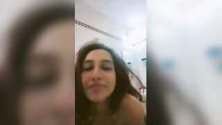 Bathroom k andar ladki nai banai apni nude video
