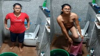 Sexy chasmish ladki nai banai apni nangi video