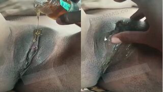 Girlfriend ki kali chut pe sahad lagaake chata