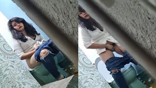 Beautiful desi girl ka toilet k andar ka hidden cam video