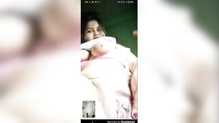 Ladki nai videocall par dikhaai apne boyfriend ko chut mai bolttel daal