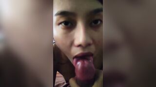 Beautiful slim sexy girl nai chusi lund face le jhadwaai maal