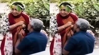 Tharki uncle nai khulle mai chus rahe hai aunty k bade boobs