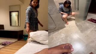 Wife ko pee karte hue muth maarta pati