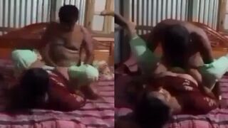 Padosi aadmi k sath chut chudwaane ka maja le rahi bhabhi