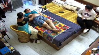 Nokraani se boobs masaage karwaati bhabhi