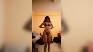 Camera k aage lafdki hui nangi