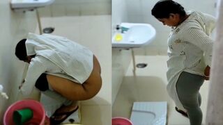 Padosan ladki ko chupke se dekha toilet k andar