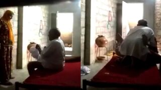 Rajsthani bahu nai bhudhe sasur se chudwaai chut taange uthaake