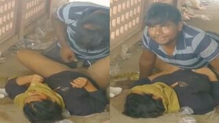 Khulle mai chut chudwaati sasti randi