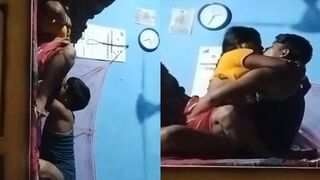 Beautiful horny bhabhi chut chatwaake chudi padosi k sath