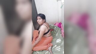 Village mature bhabhi chote se kamre mai chudi padosi k sath
