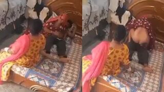 Randi maa nai paiso k liye apni jawan beti ko chudwaai