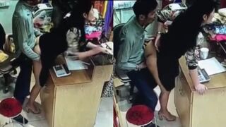 Sexy sales girl ko uske dukaan k maalik nai khade khade choda