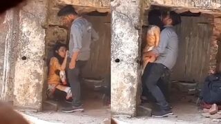 Kisi kille pe chudai karte desi lover ko chupke se dekha