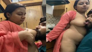 Kitchen mai sexy bhabhi nai devar ko chuswaai apne big boobs