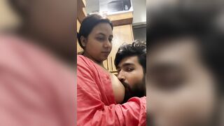 Kitchen mai sexy bhabhi nai devar ko chuswaai apne big boobs