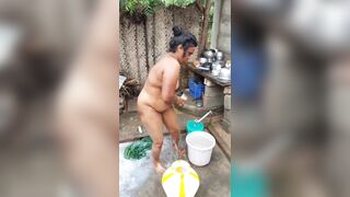 Khulle mai nahaati bhabhi ki gaand or chut mai ungli kiya bhabhi k padosi nai