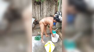 Khulle mai nahaati bhabhi ki gaand or chut mai ungli kiya bhabhi k padosi nai