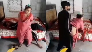 Desi cheater bhabhi jaldi se khade khade chudi jawan padosi k sath